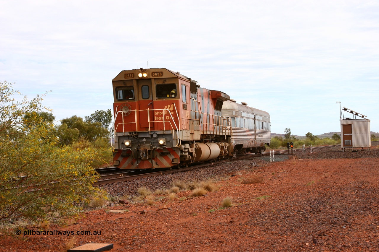 050624 3327
Goldsworthy Siding, 110.8 km on the GML sees BHP Billiton Goninan GE rebuild model CM40-8M unit 5636 'Munda' serial 8151-11 / 91-122 leads the Sundowner on its way to Goldsworthy entering the passing siding. 24th June 2005.
Keywords: 5636;Goninan;GE;CM40-8M;8151-11/91-122;rebuild;AE-Goodwin;ALCo;C636;5462;G6035-3;