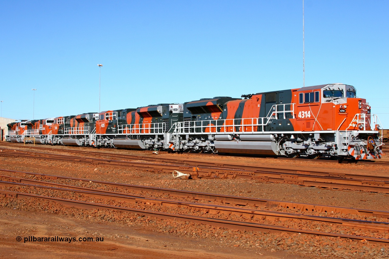 070414 8758
Nelson Point Locomotive Overhaul Workshop, brand new line up of BHP Billiton Electro-Motive built SD70ACe/LC units during fitting out by EDI with 4314 serial 20058712-001. Note the bolt on lashing points for shipping, 14th April 2007.
Keywords: 4314;Electro-Motive;EMD;SD70ACe/LC;20058712-001;