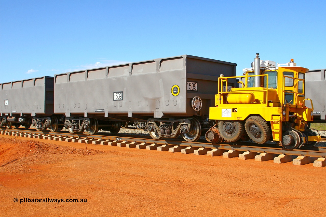 080120 1568r
Rowley Yard, JDRail Machines' Track Mobile coupled to FMG ore waggon 1539 which is a 'slave' built by Zhuzhou Rolling Stock Works in China. 20th January 2008.
Keywords: CSR-Zhuzhou-Rolling-Stock-Works-China;