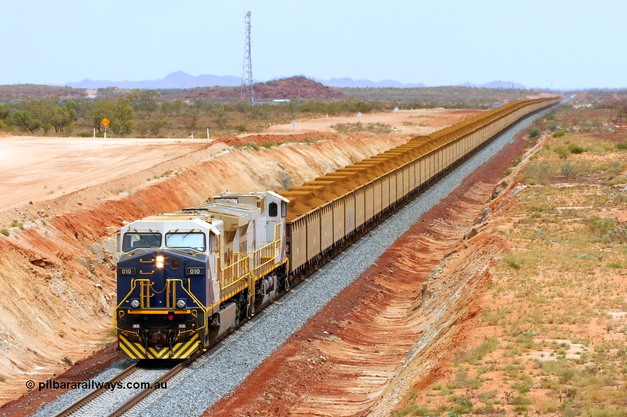 081225 0652r
Chapman Siding, even on Christmas Day the trains keep rolling, here FMG General Electric built Dash 9-44CW units 010 serial 58187 and 014 serial 58191 power a loaded 'Rocket Fines' train through the cutting at Fan Belt Hill. 25th December 2008.
Keywords: FMG-010;GE;Dash-9-44CW;58187