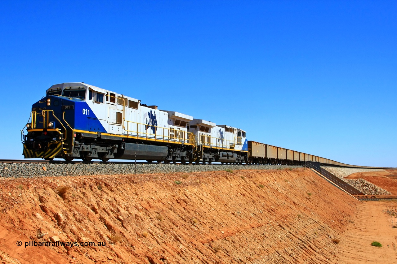 090814 2080r
Woodstock, FMG's General Electric built Dash 9-44CW locomotives 011 serial 58188 and 010 serial 58187 power an empty train over the flyover located on the BHP lines at Woodstock Siding on their way to the mine at Cloud Break. 14th August 2009.
Keywords: FMG-011;GE;Dash-9-44CW;58188;