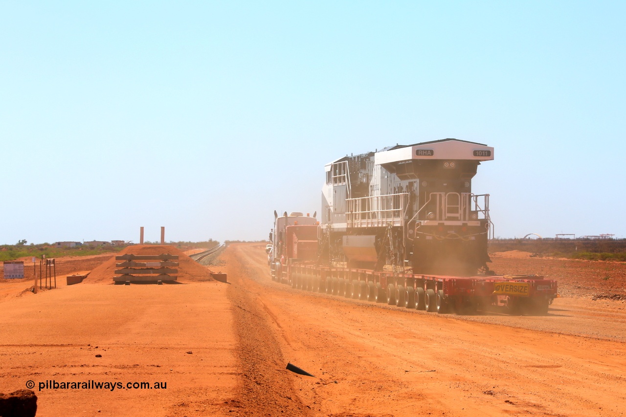 150130 7603
Great Northern Highway, at the location of the 18.2 km grade crossing, a railing view of Roy Hill's General Electric built ES44ACi unit RHA 1011 serial 62583 as it runs along the tracks it will soon ply. 30th January 2015.
Keywords: RHA-class;RHA1011;GE;ES44ACi;62583;