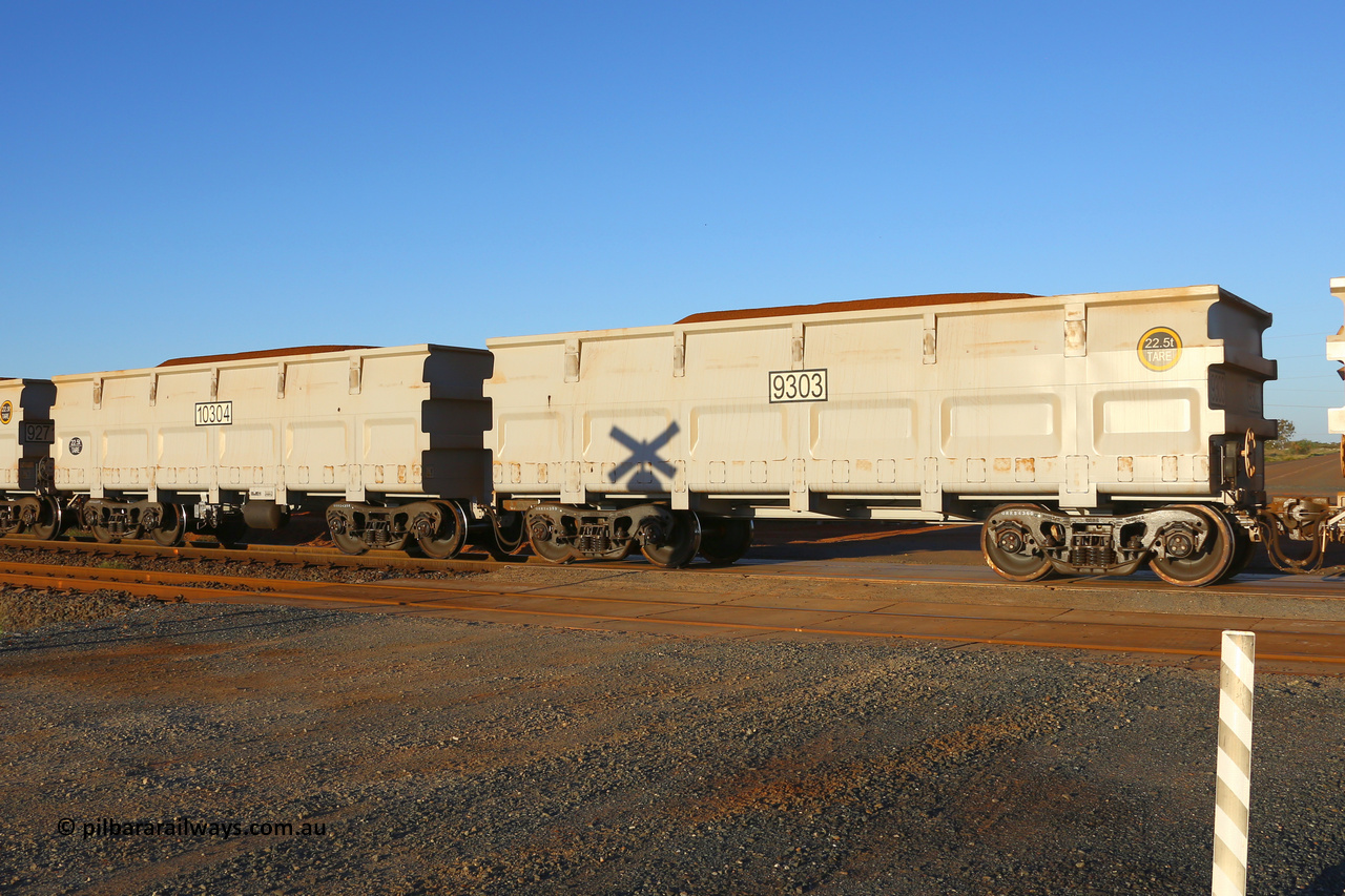 09303-10304 210512 1717
FMG 9303 and 10304 at Boodarie on a loaded train May 12, 2021, looking very new. 200 waggons numbered from 9105 slave and 10106 control, up to 9303 slave and 10304 control built by CRRC Qiqihar in 2020 and 2021 with the CNR style body at 22.5 tonne tare.
Keywords: 9303-10304;CRRC-Qiqihar;FMG-ore-waggon;