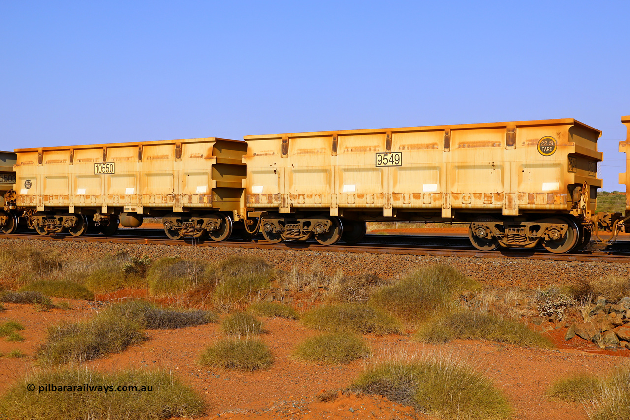 09549-10550 251018 3961
FMG 9549 and 10550 on an empty train at Boodarie, October 18, 2025. 212 waggons numbered from 9339 slave and 10340 control, up to 9549 slave and 10550 control built by CRRC Qiqihar in 2021 with the CNR style body at 22.5 tonne tare.
Keywords: 9549-10550;CRRC-Qiqihar;FMG-ore-waggon;